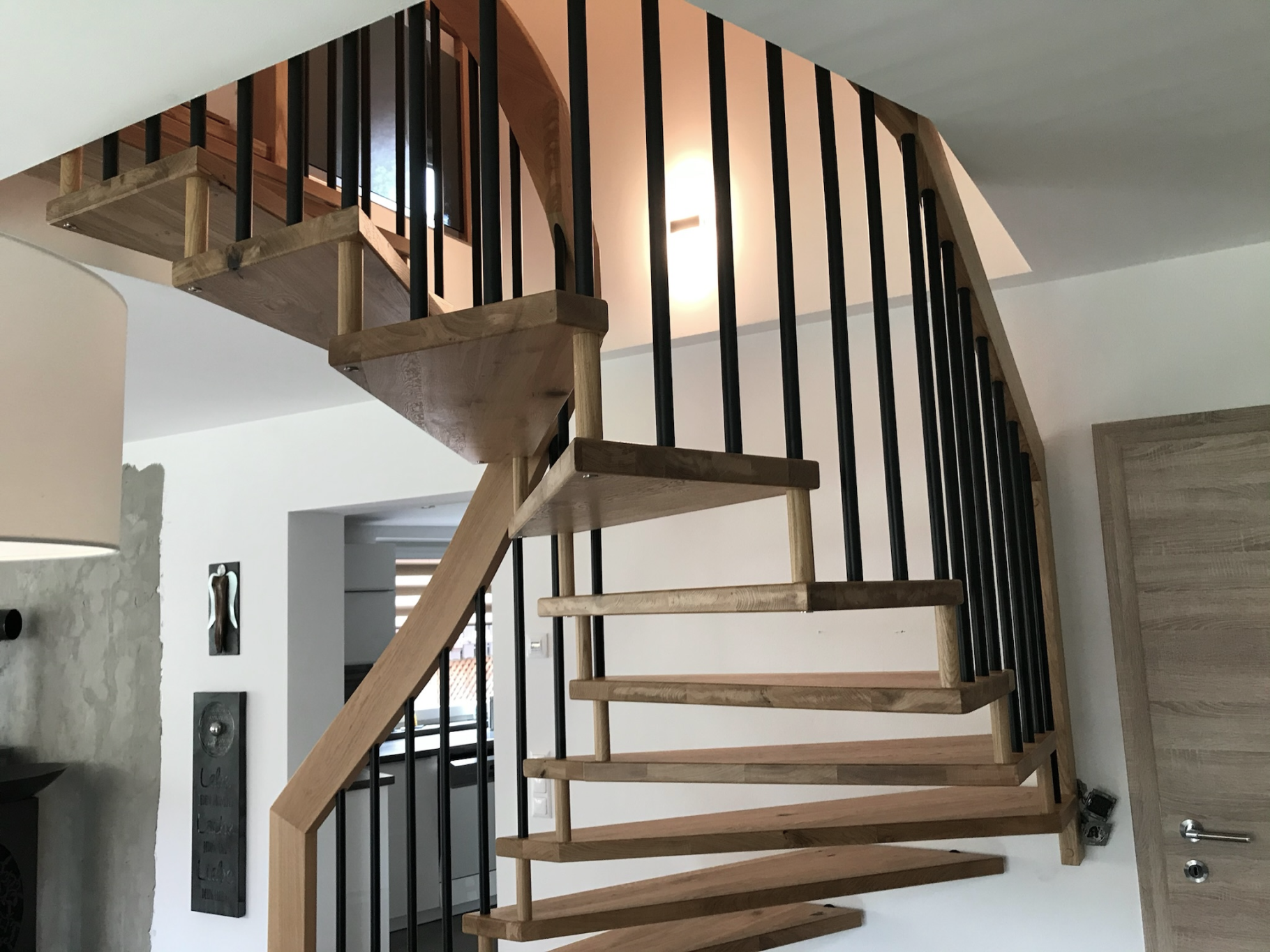 Gewendelte Holztreppe von hinten