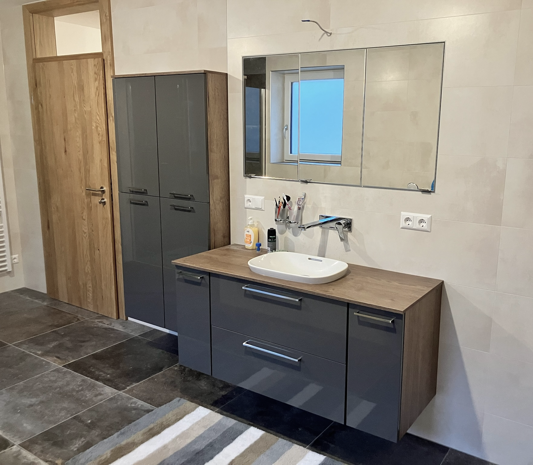 Badezimmer Möbel mit Hochglanzfronten