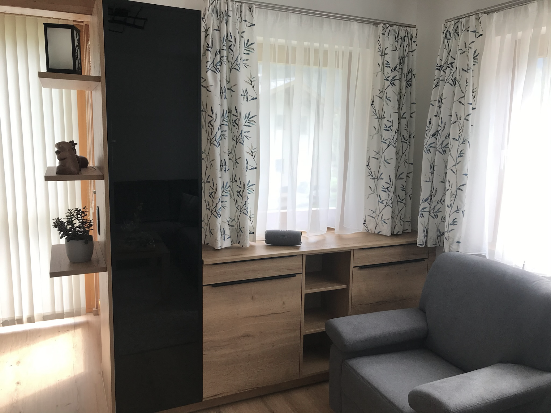 Wohnzimmer Eckschrank
